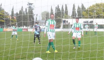 Pennisi festeja su segundo gol. (Foto: gentileza Diario La Capital).