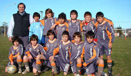 La clase 1998 ganadora de la Copa Tandil Turístico. (Foto: Prensa Los Patos Fútbol Club)