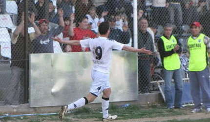 Festejo alborozado del goleador balcarceño. (Foto: gentileza La Mañana, de Neuquén).
