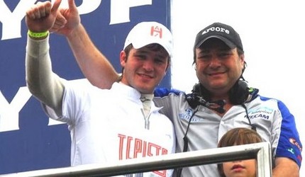 EMOCION. Agustín festeja junto a su emocionado padre, el chapista Alberto Canapino. Reguló su andar tratando de arriesgar lo mínimo y necesario. (Foto: ACTC).