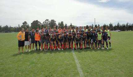 Los animadores del segundo enfrentamiento. (Foto: Gentileza Prensa Los Patos Fútbol Club).
