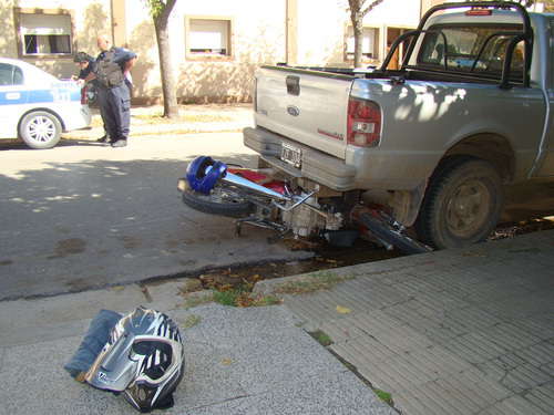 Un joven perdió el control de su moto y termino debajo de una camioneta ...