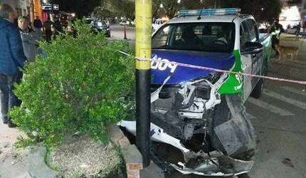 Impactante accidente entre un patrullero y un auto en pleno centro ...