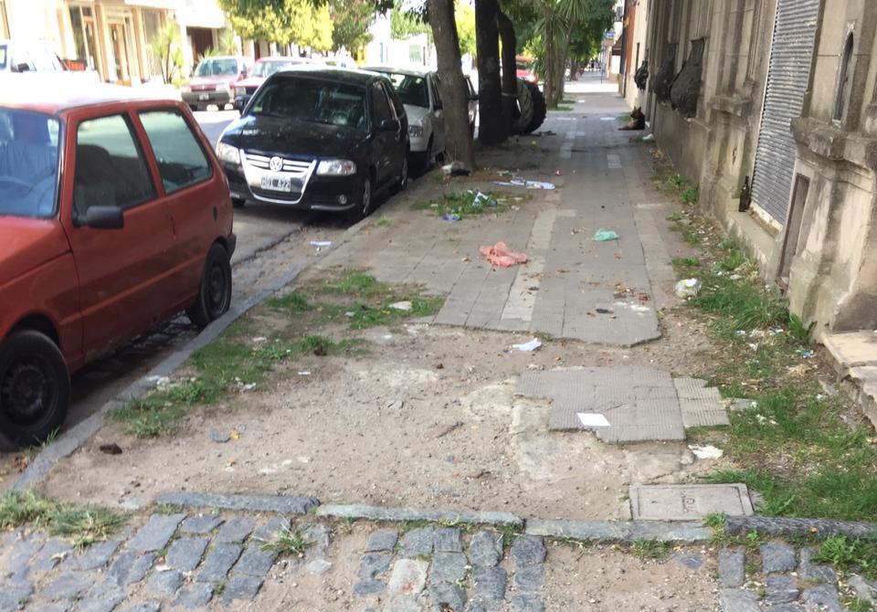 Vecinos en contacto con el Multimedio: quejas por la basura en la calle ...
