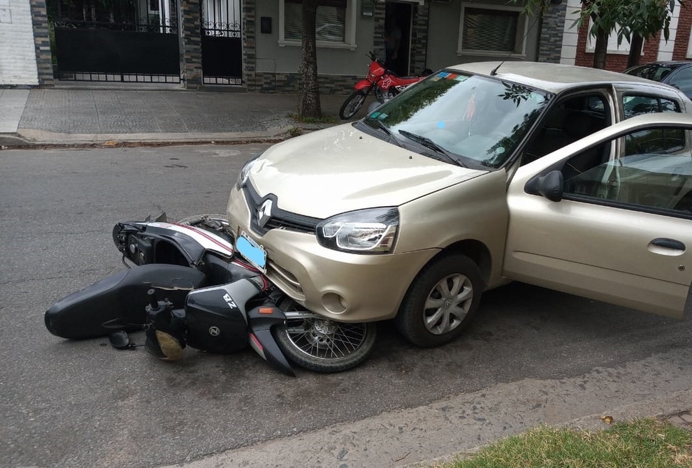 Una mujer y un menor resultaron heridos tras el choque de un auto y una ...