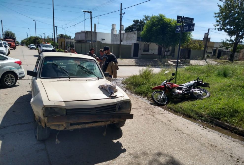 Una persona fue hospitalizada tras el choque de un auto y una moto ...