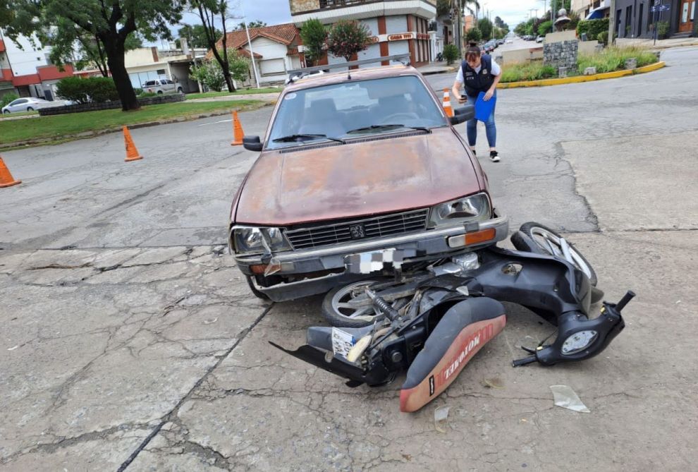 Siniestro vial entre un auto y una moto: una mujer fue hospitalizada ...