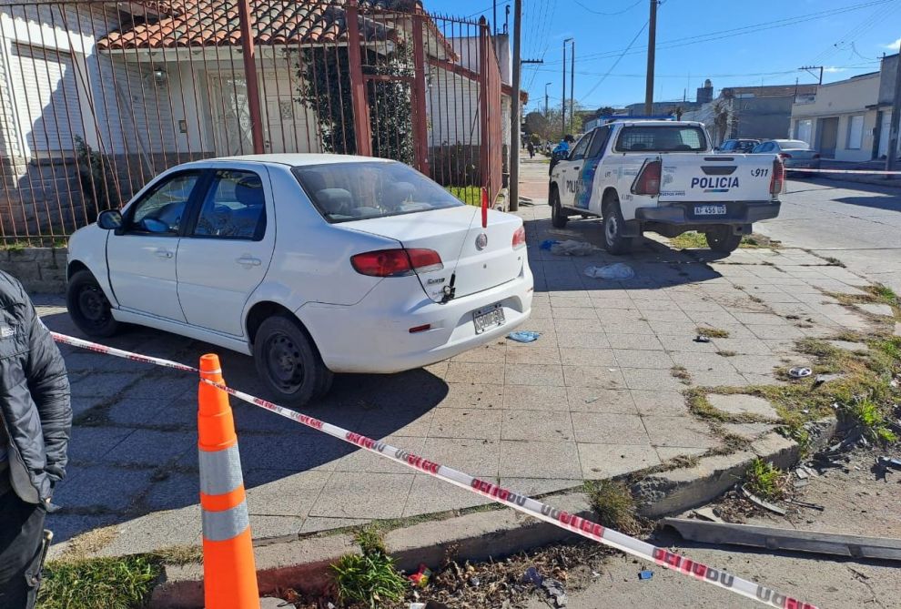 Violento choque entre un patrullero y un remis: dos policías heridos ...
