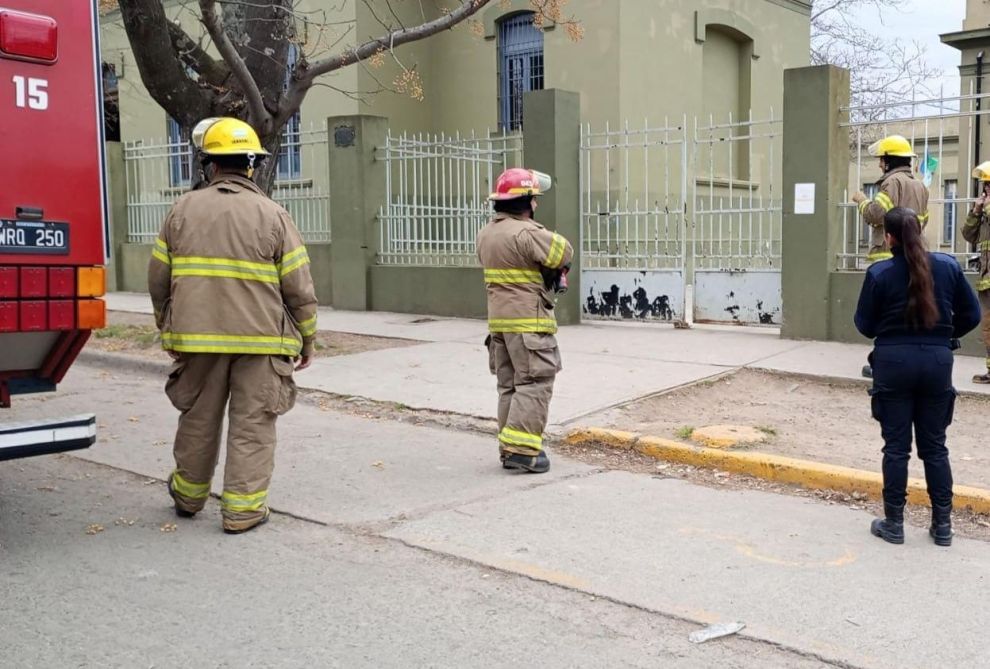 Allanan una casa e identifican a un menor por la amenaza de bomba en el ...