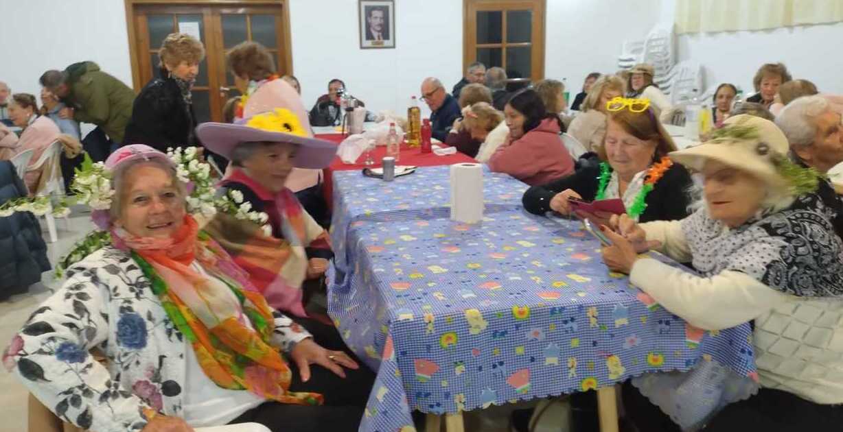 Adultos mayores celebraron la llegada de la primavera | Noticias ...