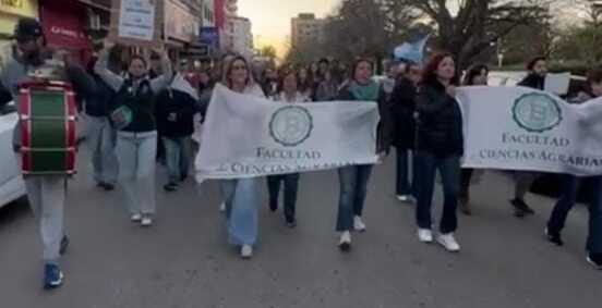 Balcarce: marcha de estudiantes y docentes por el financiamiento ...