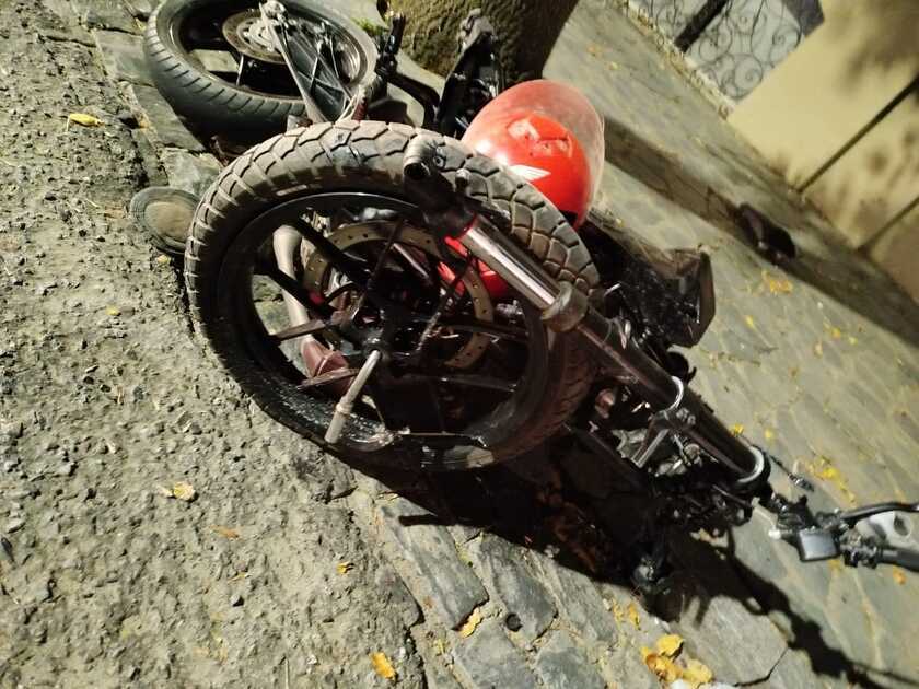 Grave accidente en el centro: una moto chocó contra un auto estacionado ...