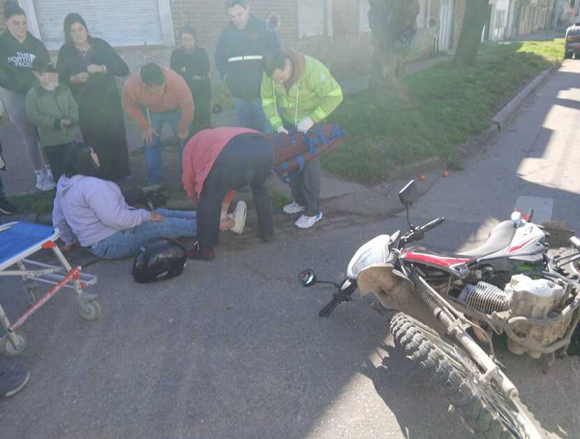 Una mujer fue hospitalizada tras el choque de una moto y un auto ...