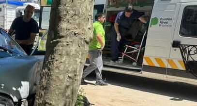 Una mujer fue hospitalizada tras chocar con su auto contra un árbol ...