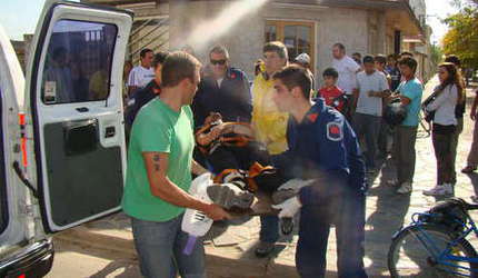 Dos personas hospitalizadas tras el choque de un auto y una moto ...